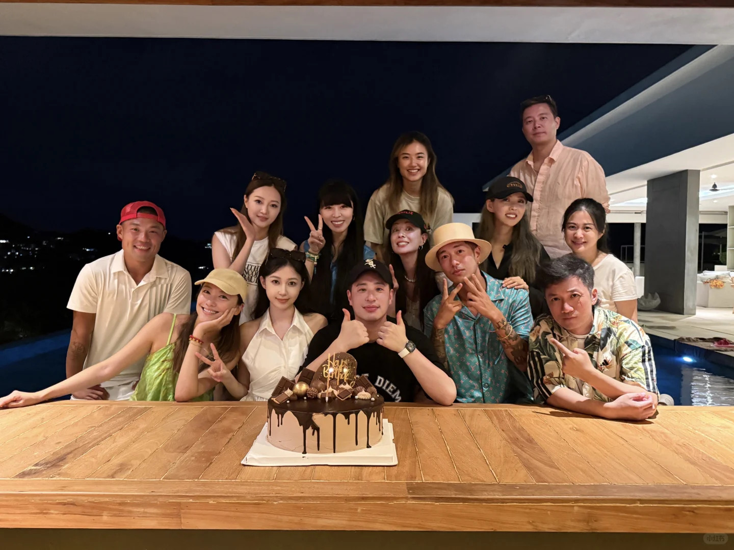 宣云为老公潘玮柏庆祝45岁生日，蓝色衣服的小女孩一看就是潘玮柏女儿，和爸爸长得好