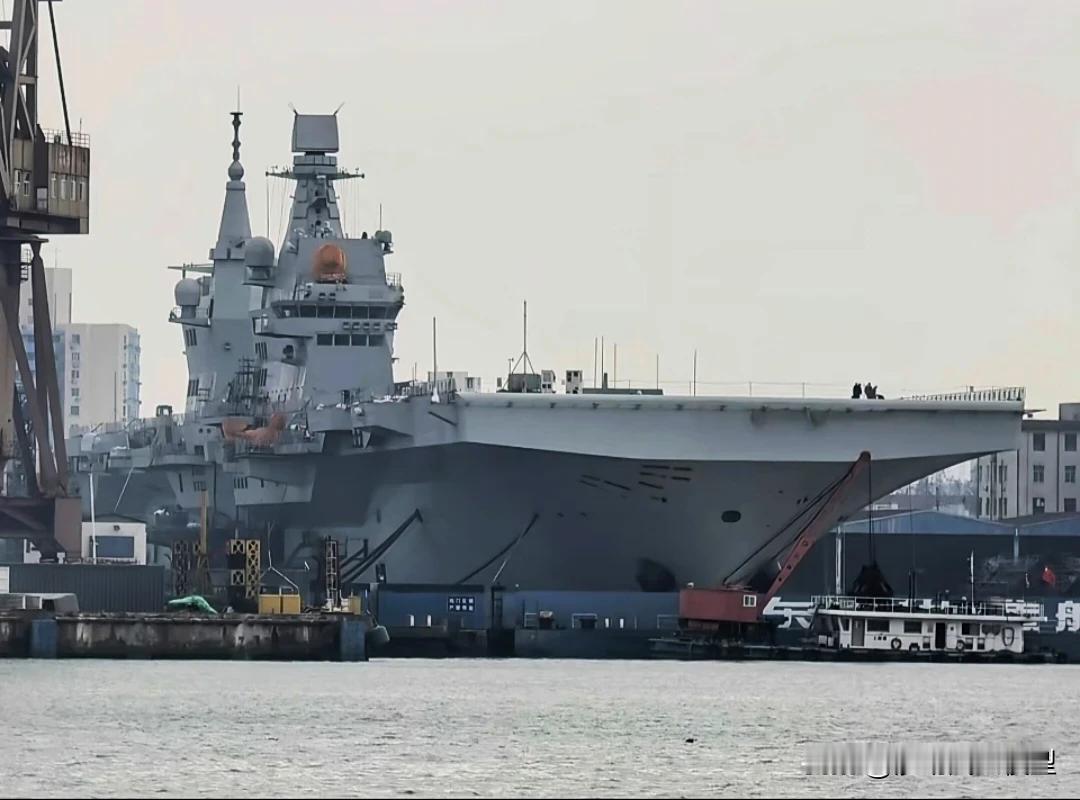 回港后的076后靓照，这角度看上去真帅啊！挡焰板开启状态，眼神好的朋友帮忙看看，