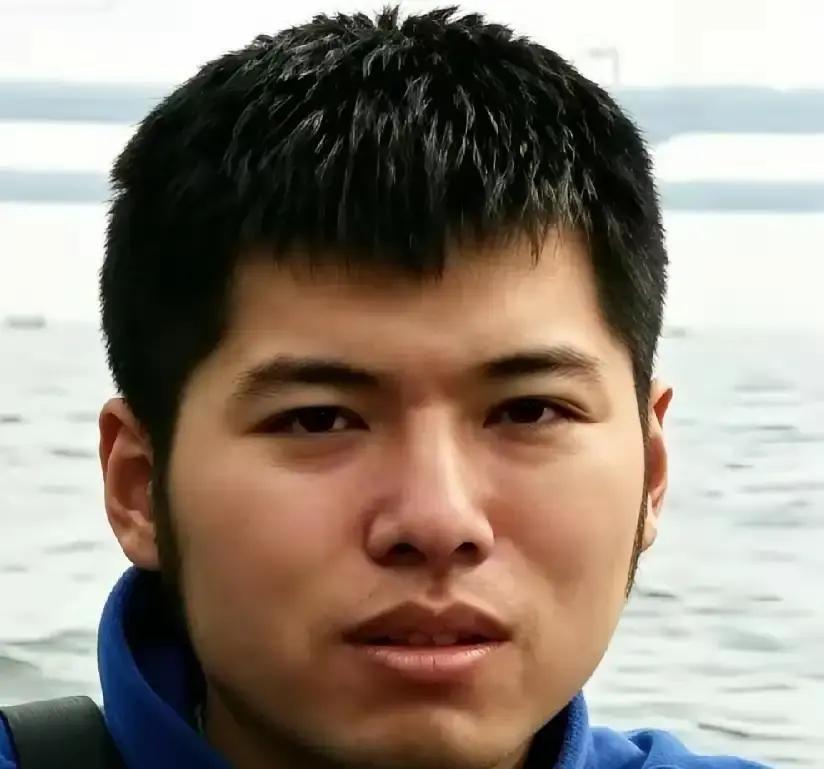 查了下《牛来》的导演雨萌，不查不知道，一查才发现这个男人，真不是一般人。他