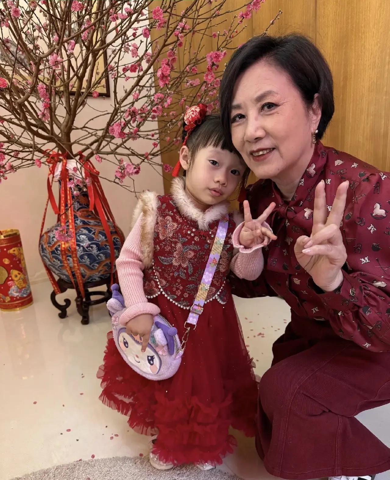 你看过最反传统的养老结局吗？不是空巢，而是两个七十多岁的人，把日子过成了热血港