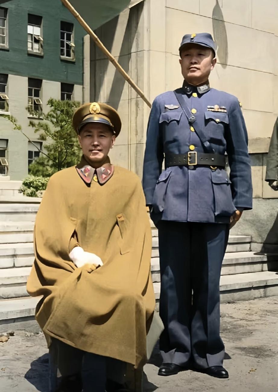 蒋介石喜欢穿大氅，里面一身军装，肩上披着黑色大氅，是他最经典的形象。蒋介石身高