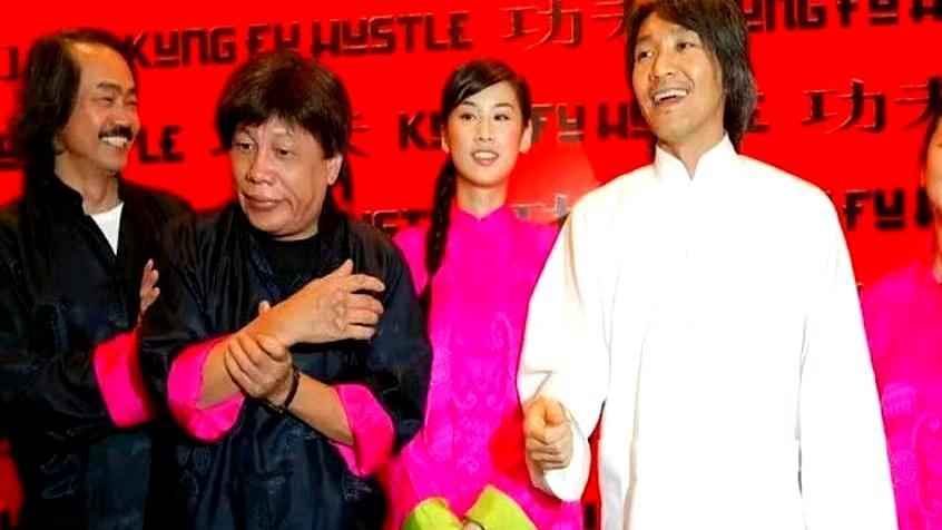 凌晨三点。花圈送到灵堂。挽联上就四个字：“邪神，收工。”送花圈的人，是周