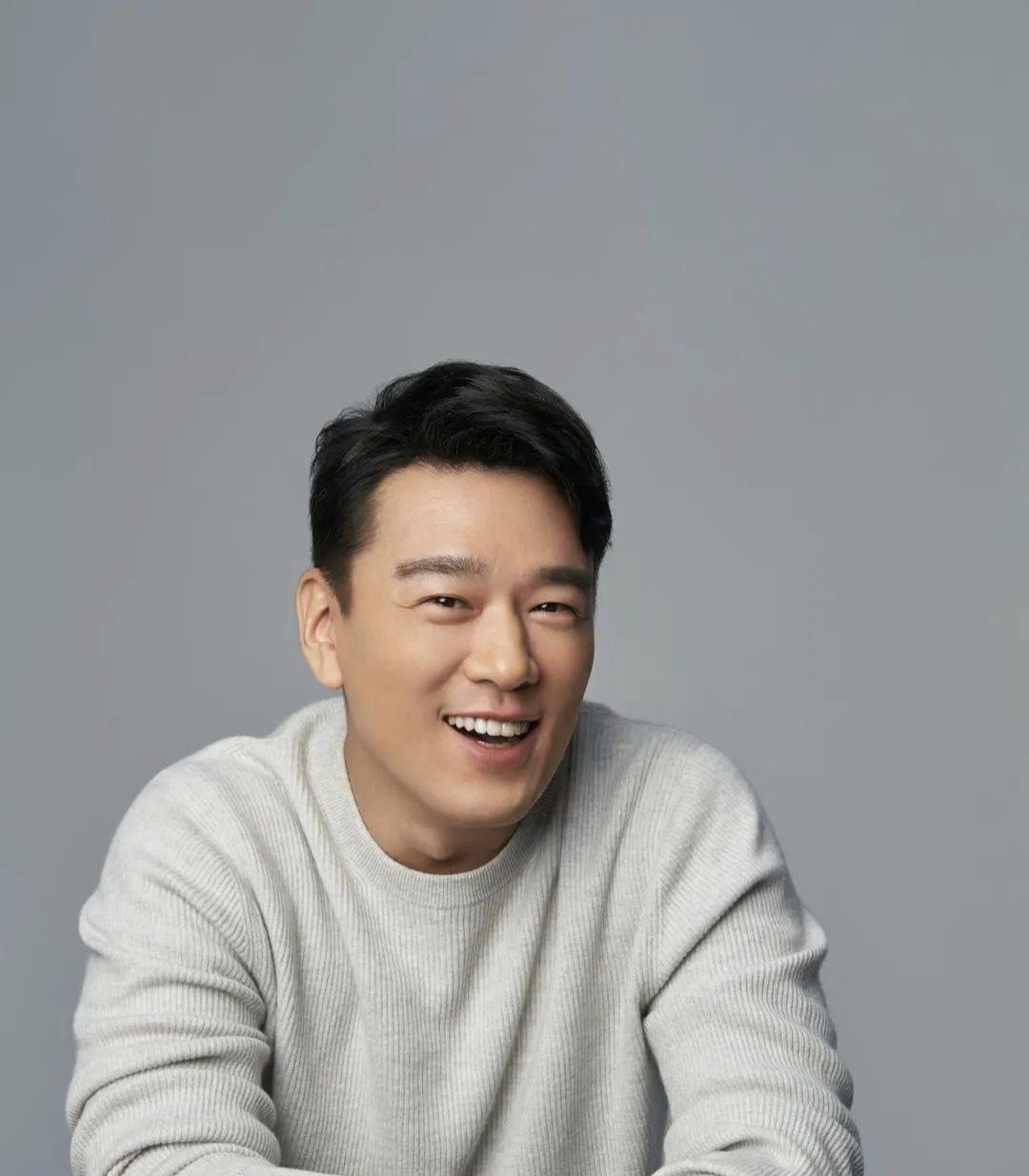 当年，王耀庆为了打游戏4个月不出门，买8台电脑，20个账号。可是房东女儿收租时，