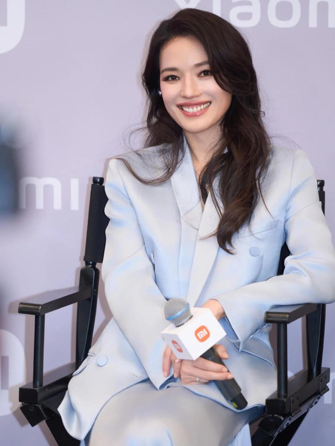 舒淇的气质真的太出挑了！浅蓝西装+阔腿裤套装，简约又高级，走路带风的样子，把松