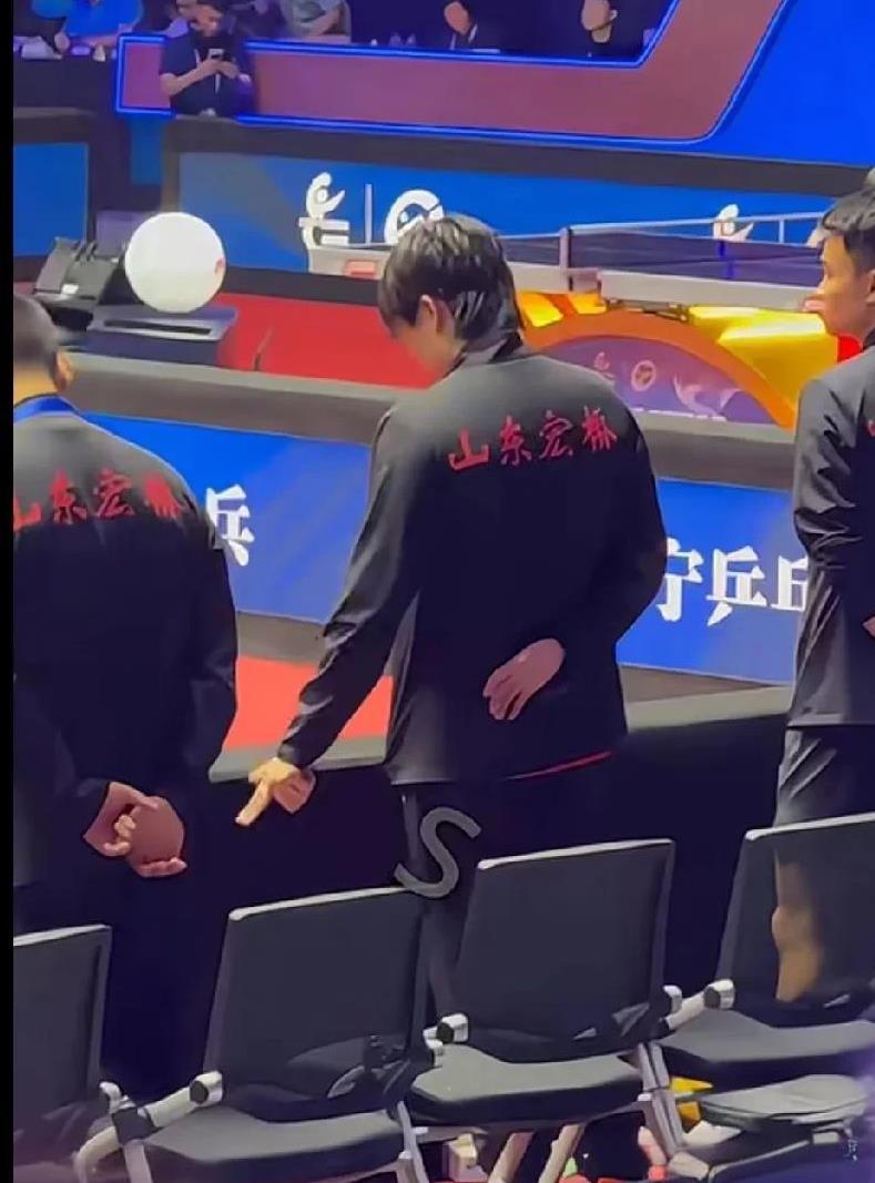 “乒超联赛”主打一个开心！有镜头精准捕捉训练的大头盯盯对面正在训练的莎莎。莎