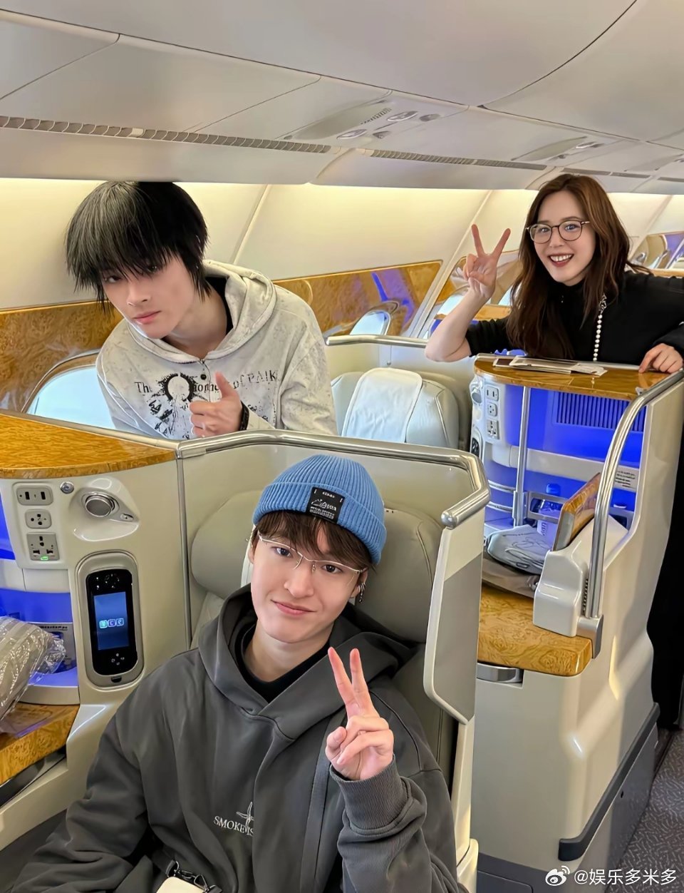 马景涛前妻吴佳尼，带着两个儿子前往西班牙旅游。大儿子马世天戴着蓝色针织帽，个子好