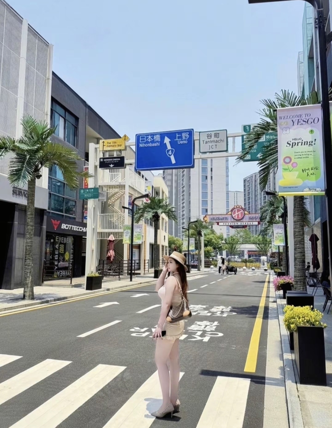 漫步在日式风情街道，阳光正好，邂逅这份独特的浪漫～