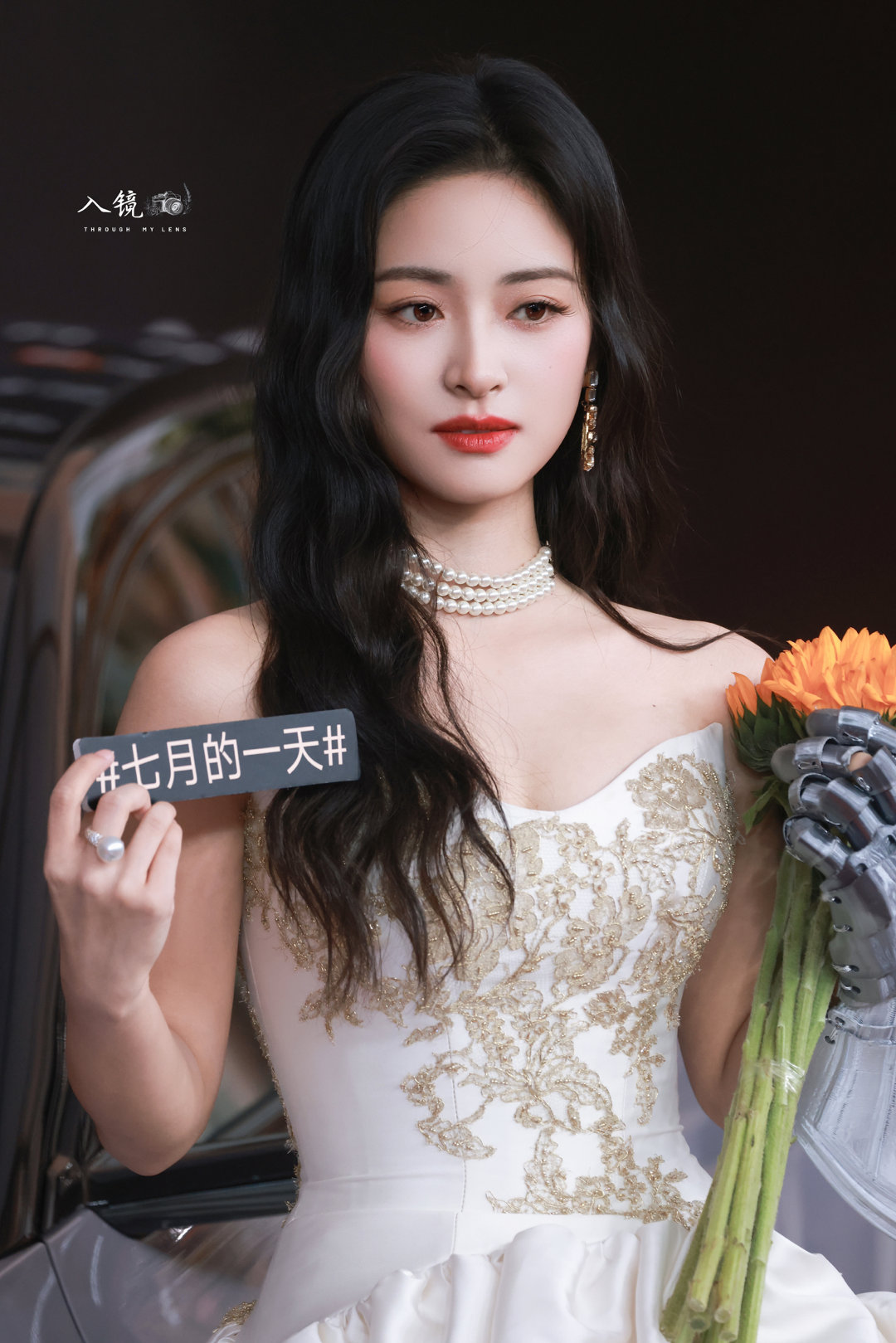 沈月温婉雅致，气质如春日繁花般清新动人🌸