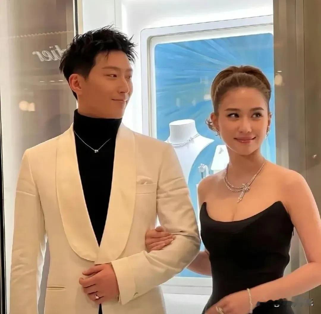 何超莲窦骁，背后关系曝光！何超莲窦骁突然冲上热搜：一场“分手旅行”背后的真相