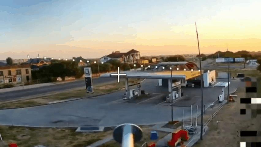 赫尔松市乌克兰控制区。俄军:“听说你们对这座加油站非常不满意？”司机:“是的