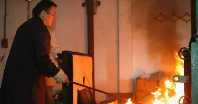 人死后如果埋入地下，肉身会发生哪些变化？很多人以为十分简单，无非就是从腐烂到化为