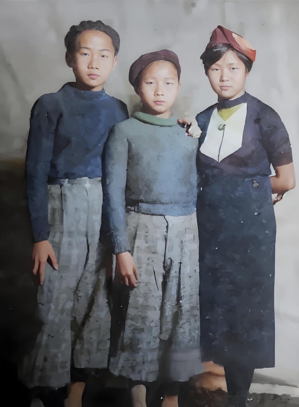 1937年春，莫斯科莫尼诺第二国际儿童院，15岁的毛岸英（左）与14岁的弟弟毛岸