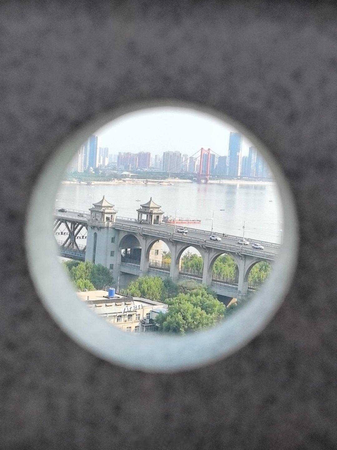 武汉一日游远远看了黄鹤楼，走了武汉长江大桥，游览了晴川阁，坐了1.5元的轮渡。登