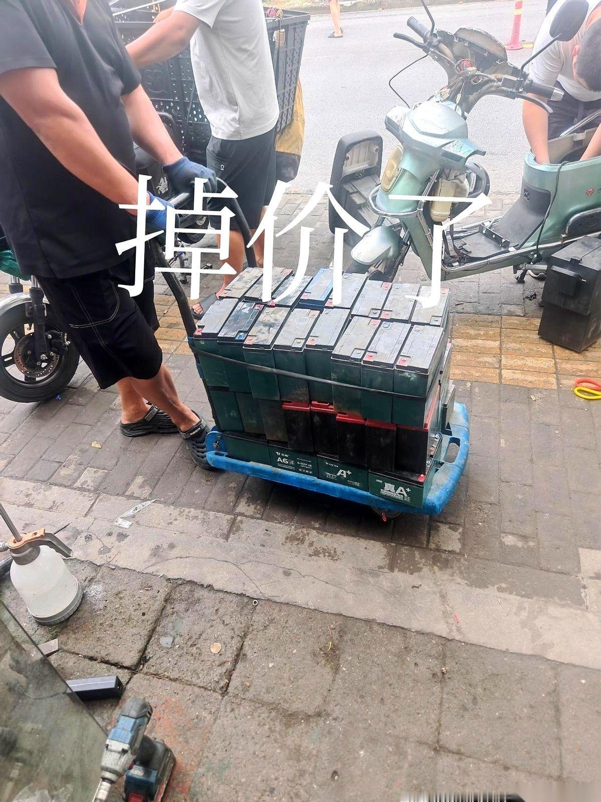 废旧电瓶的回收价，最近跌得连收废品的都直摇头，一吨直接砸到了9030块钱。结果反