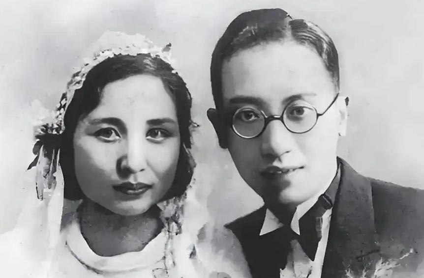 2005年，95岁的费孝通临终之际，拉着女儿的手说：“我走后，你不要把我全葬在你