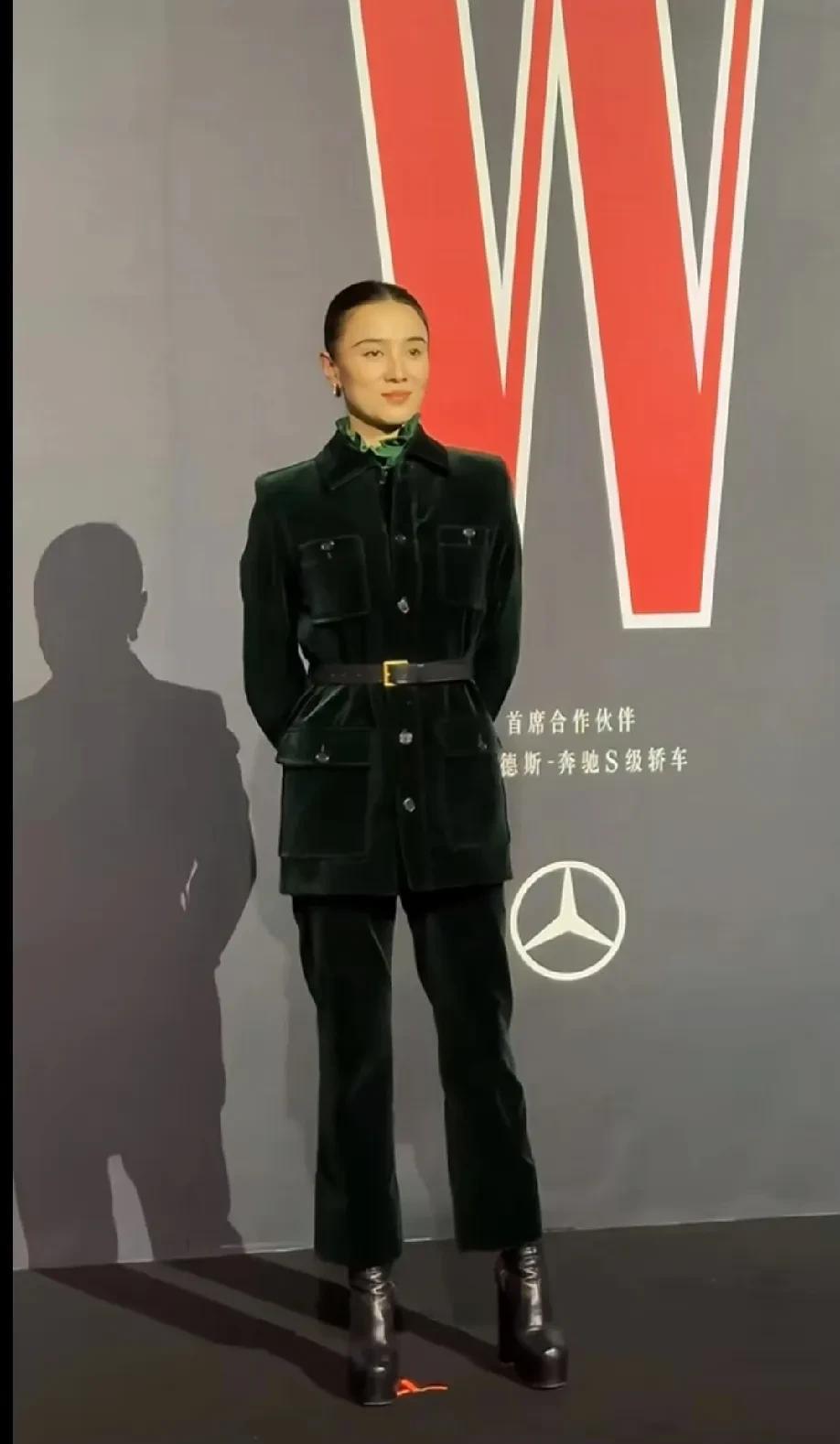 宋佳有着173cm的身高，这真可谓是老天赏饭吃。再穿上恨天高，气场瞬间拉满，在红