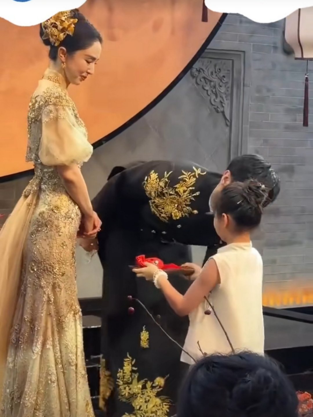 张维伊没有亲小酒窝婚庆公司发了董璇和后老伴张维伊的婚礼视频，视频中看到张维伊原