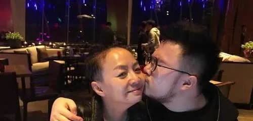母亲节当天，巴图在自家豪宅大秀厨艺，为宋丹丹精心筹备了一场温馨的节日盛宴。每一道