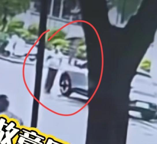 反转了？三明保安扇女司机前段视频，保安绕过车头，走到女司机主驾车门面前，女司机刚