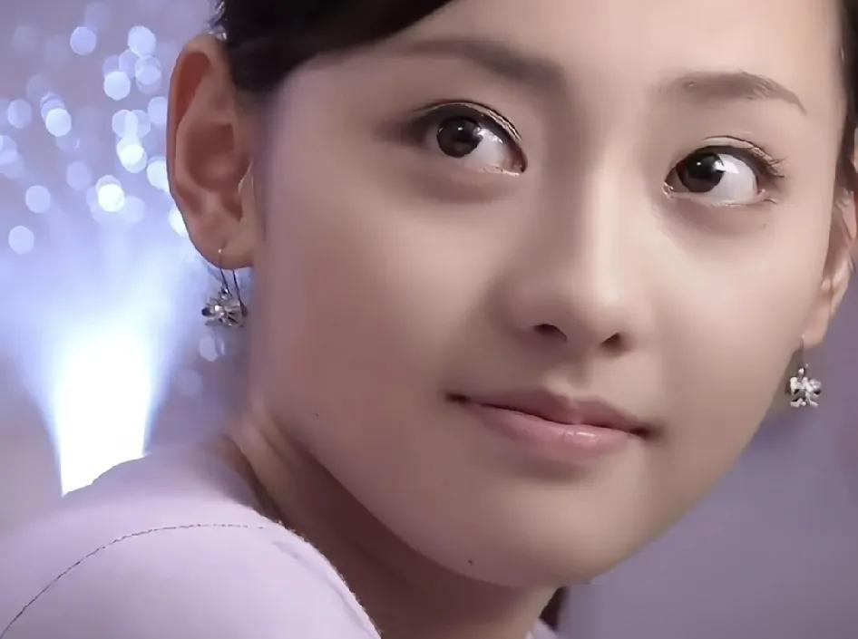 买超陪着小三挺肚产检，你以为张嘉倪在哭？她拿着前夫卖房凑的几千万，正带俩儿子住别