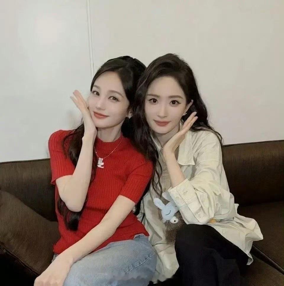 好神奇，杨幂和李一桐关系居然这么好，有什么交集吗