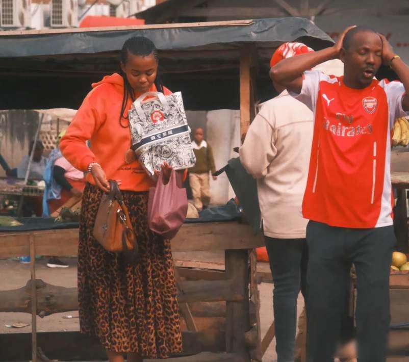 非洲街头飘着中国外卖袋，当地人没喝过却当宝，这生意咋火起来的？你在街上见过那