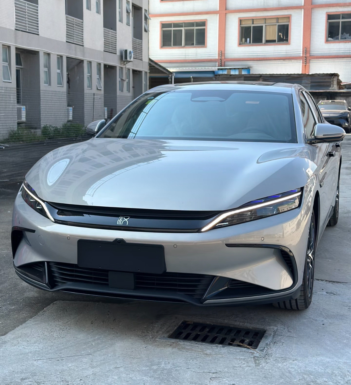 比亚迪新款汉05前脸依然帅，中国结尾灯依然惊艳，内饰看着是一点钢琴烤漆都没了，大