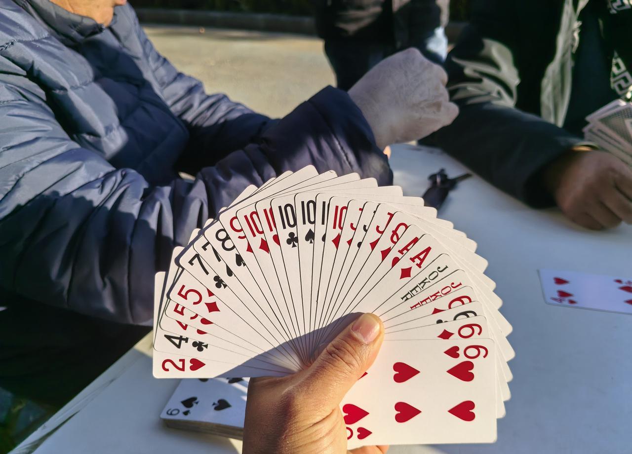 上家首发一张4？90%的业余玩家第一张牌就出错了。职业选手攥着那把牌，会先过掉