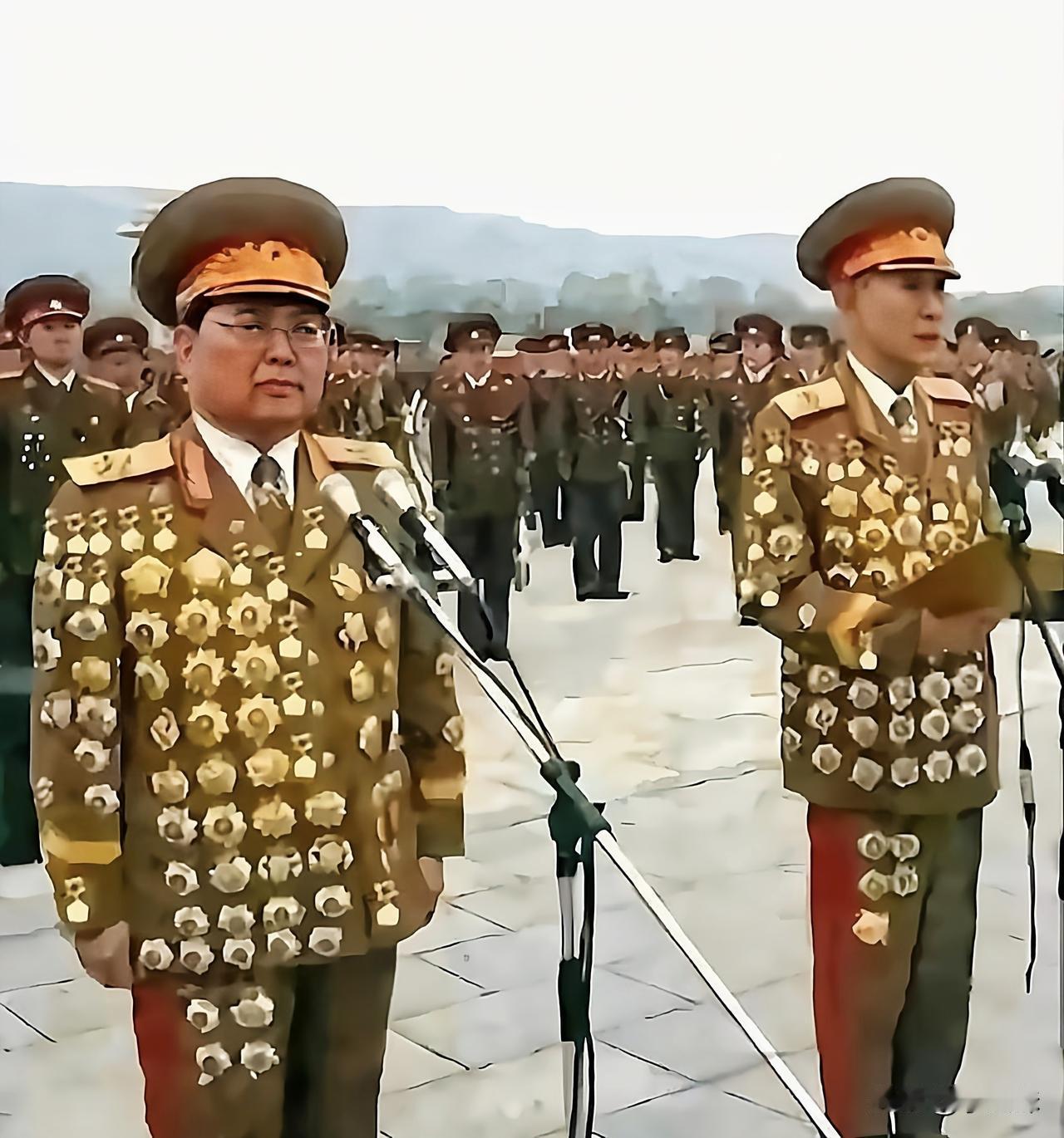 朝鲜这两位军官，这已经不是勋章了，已经是防弹衣了