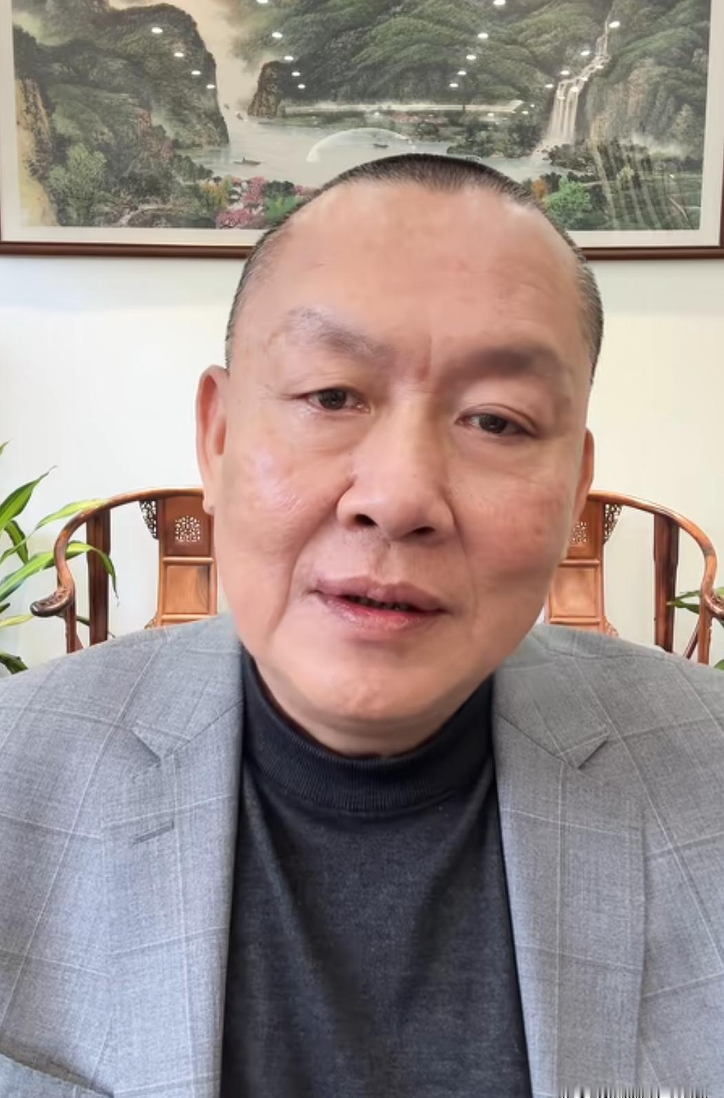 脸憋得通红，手心全是汗。李亚鹏直播间里那个老实巴交的茶老板，报1860一饼古树