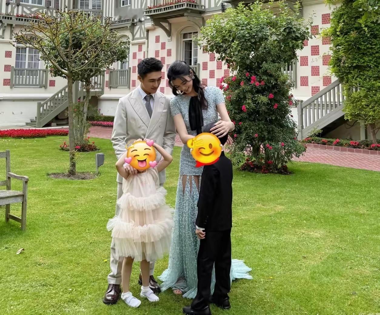 何猷君晒出欢迎晚宴，全家福合影，好温馨！四太梁安琪和亲家，参加儿女的婚礼，满眼开