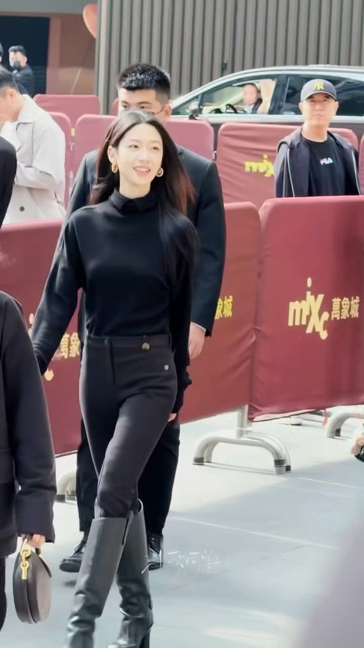 普普通通的一身黑加简单的黑长直怎么这么帅！！！向涵之