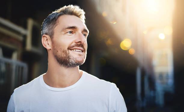 1、如果一个男人既不嫖。2、也不赌。3、也不怕生活的苦。4、每天早起晚归。5、把