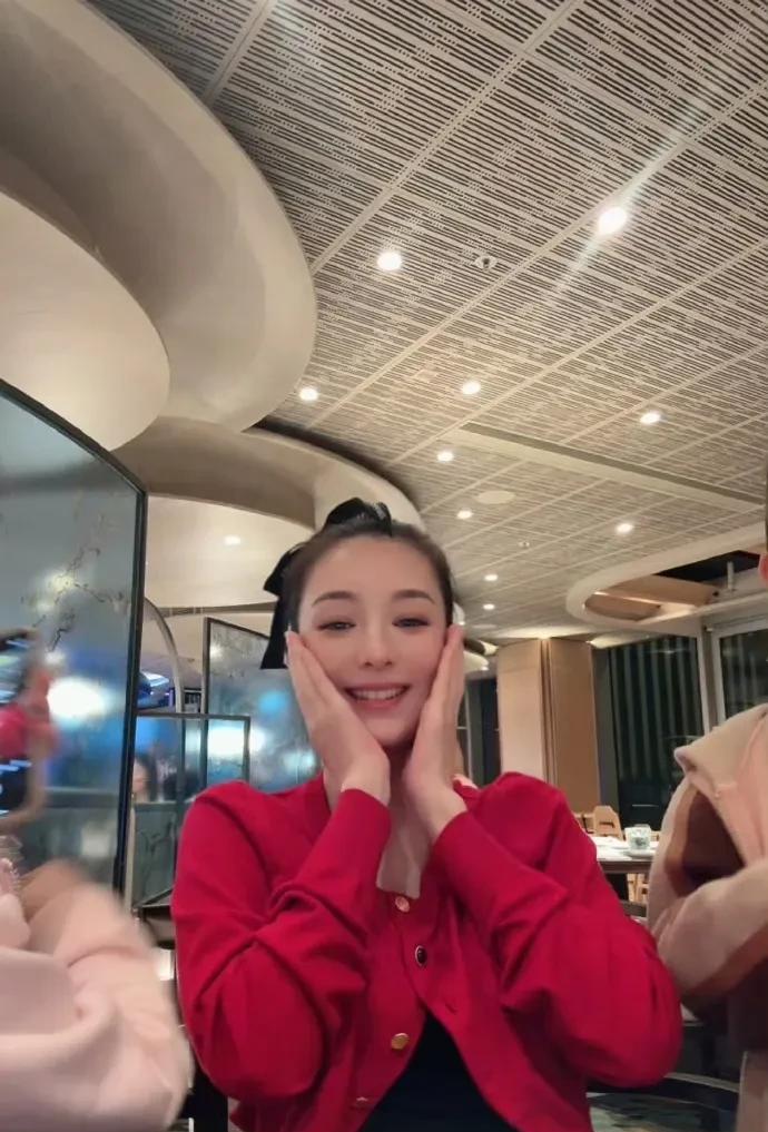 隔壁的汪峰都要眼红了他怎么也想不通同样是找年轻漂亮的女人，为什么郭富城能过得