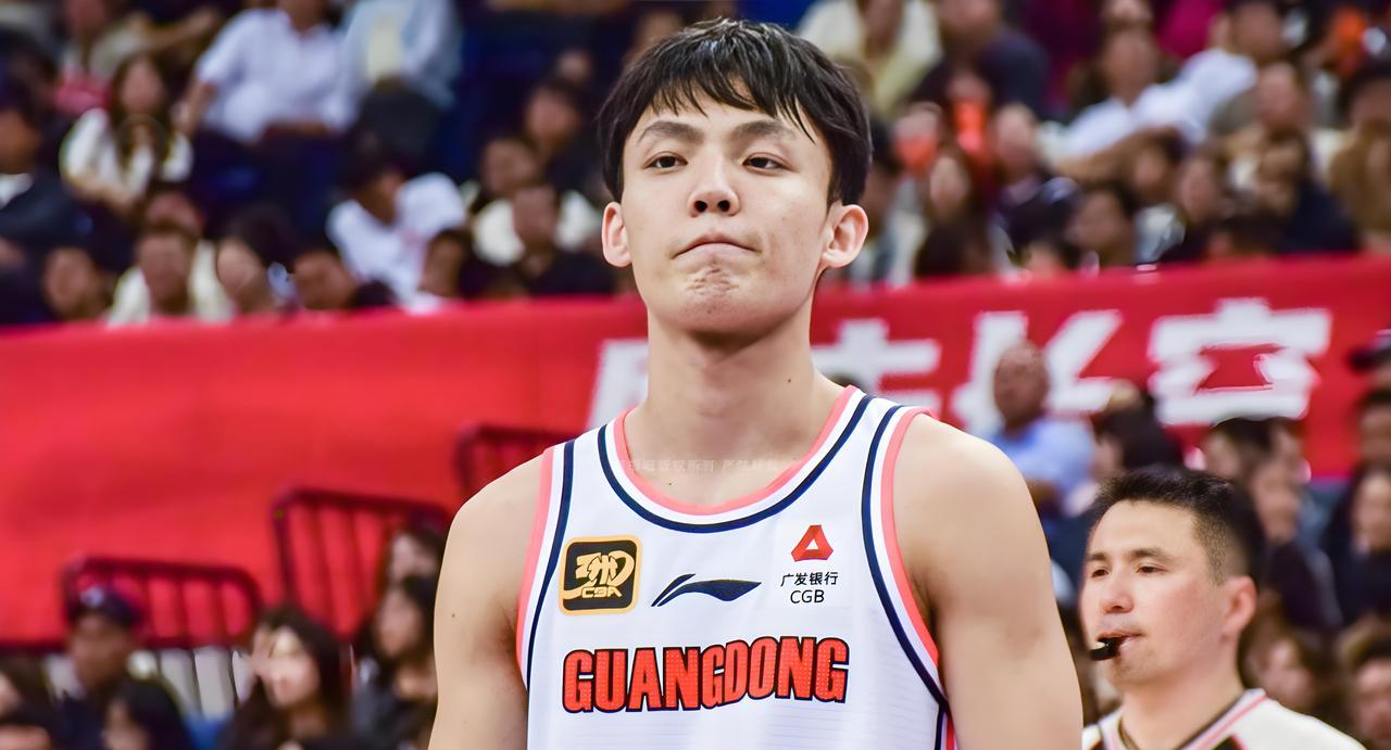 广东男篮力挺徐杰！昨天晚上，据CBA媒体人透露：中国男篮亚洲杯首场比赛12人大