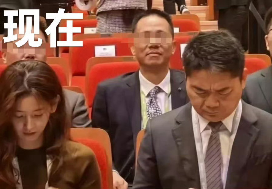 这是谁拍的，又是谁截图的？[笑着哭][笑着哭][笑着哭]刘强东还挺幽默的，