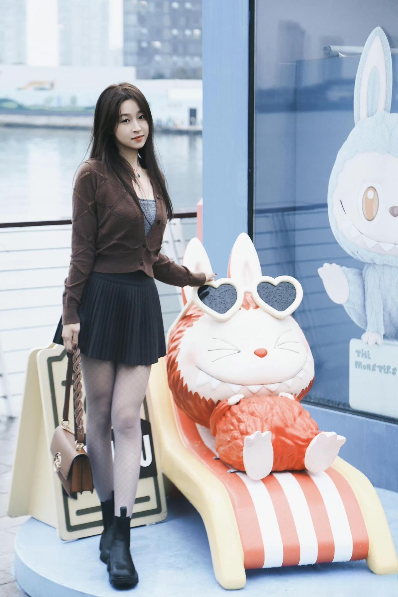 这套穿搭是甜酷学院风与轻熟复古感的融合，松弛又具少女气质。内搭灰色吊带+棕色针织