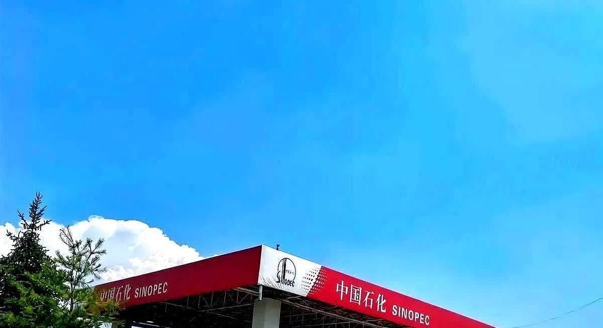 今天加油碰到件怪事！油罐车正在卸油，旁边车主急问：