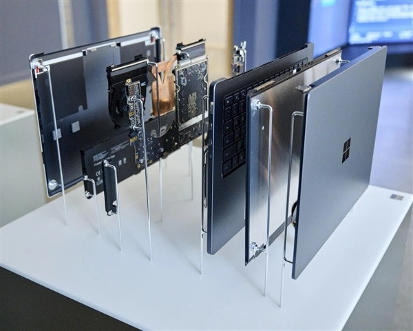 #Surface与Macbook正面交锋#微软部门副总BrettOstrum透露，此前微软推出基于高