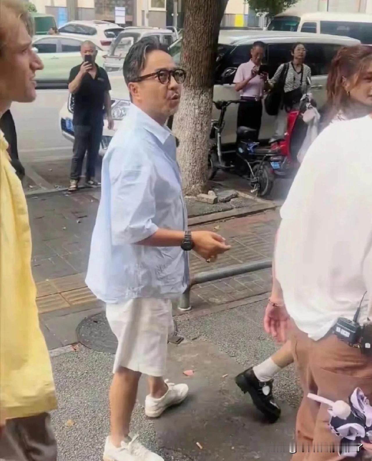 汪涵才51岁，就显得这么沧桑了。可能被芒果台给边缘了，过的不是特别如意吧！不