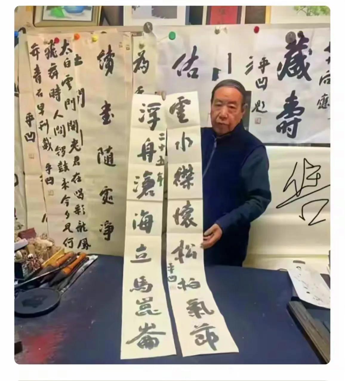 老贾的书法，走的是文人派，水平高低咱不评价。但可以说说他写的这幅对联的内容。