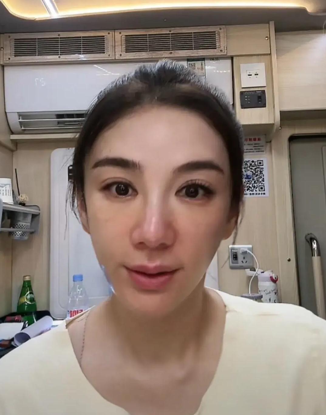 没文化真可怕！ 不信你看看黄奕就知道了。 她直播时，把自己的一张脸怼在屏