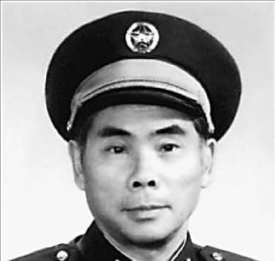 1950年10月，志愿军秘密入朝，开赴前线的过程中遇到撤退下来的人民军。道路狭窄