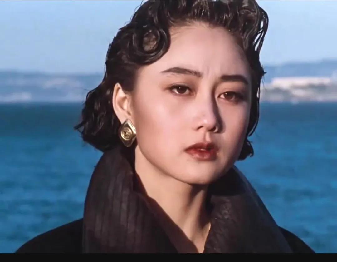 看了年轻时的利智，或许我们欠李连杰一句对不起。众所周知，李连杰同利智相识前已