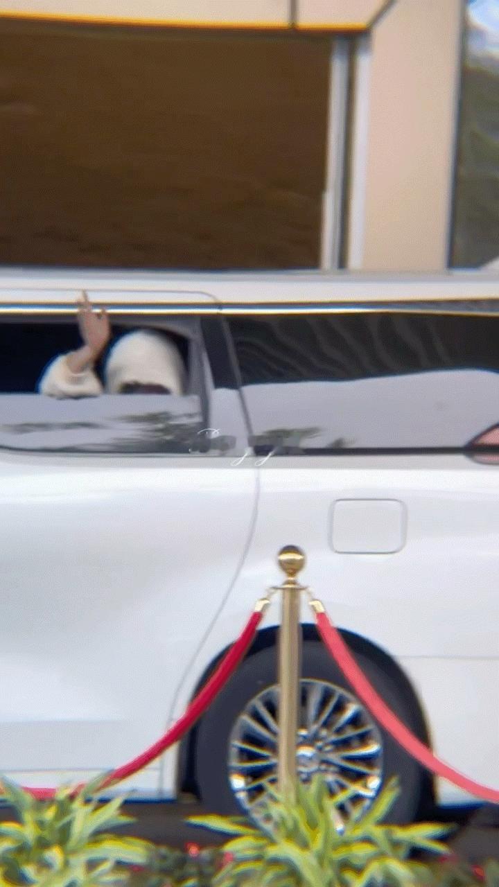 招手手（cr📕Rosy-jia📕秋茸纱恋_）王鹤棣​​​