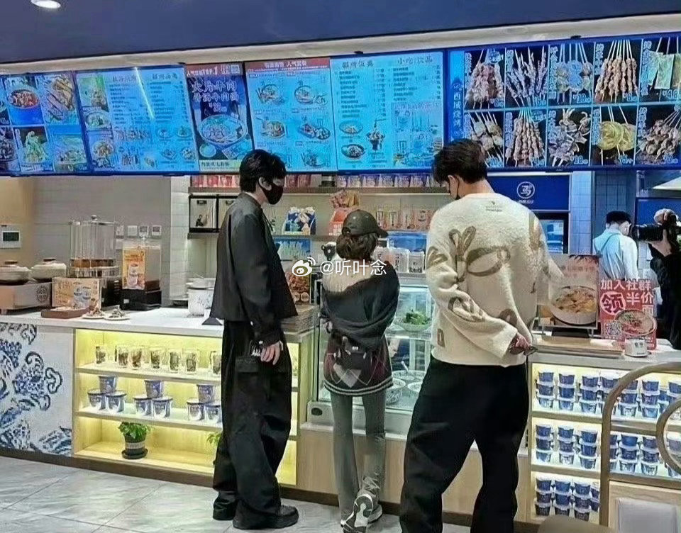 还是太瘦了，赵露思161cm，体重却80斤左右。风一吹就倒了