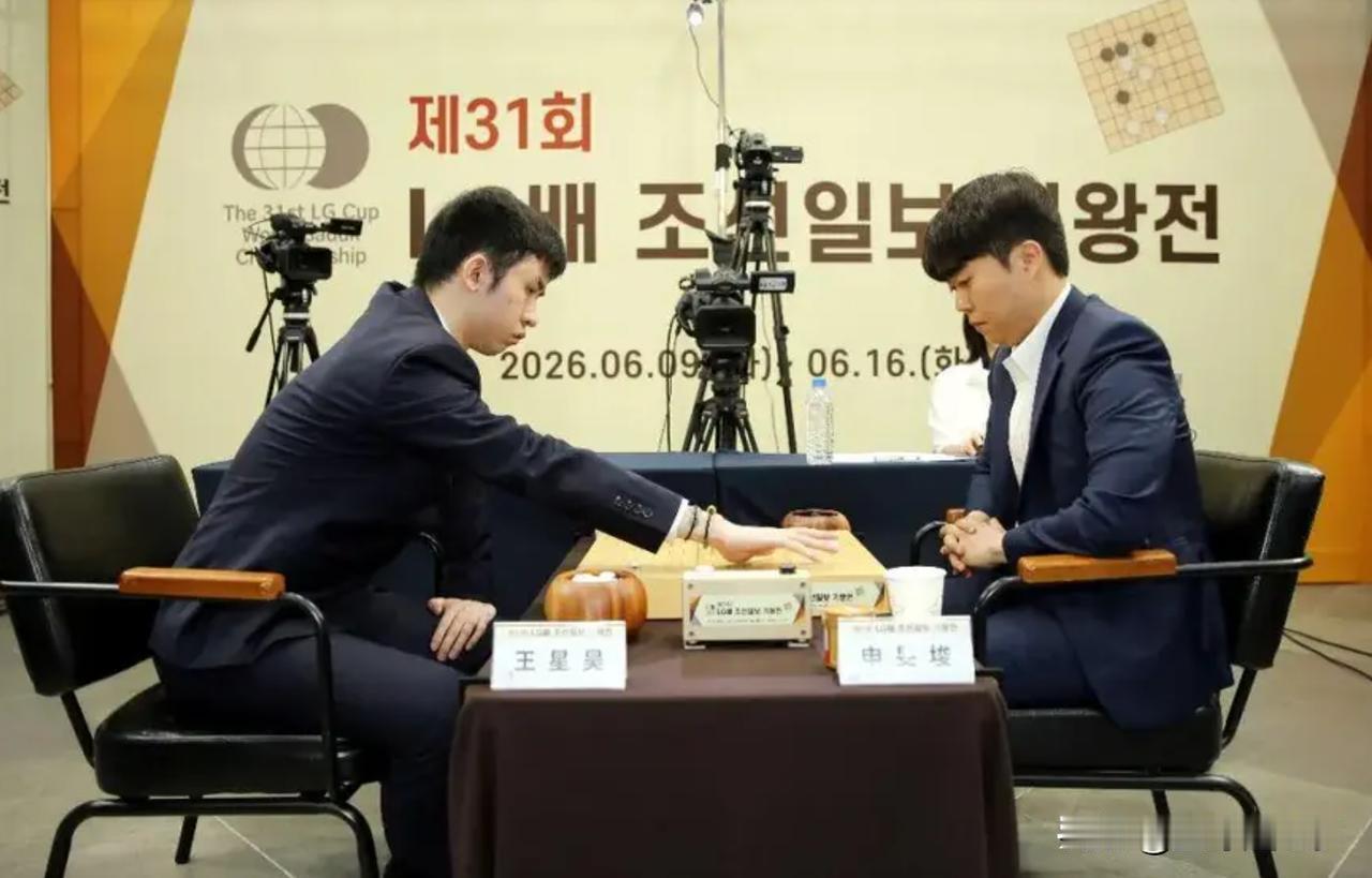 你以为王星昊扛不住了，结果他用一盘棋告诉你，什么叫年轻人的韧劲LG杯决赛首局