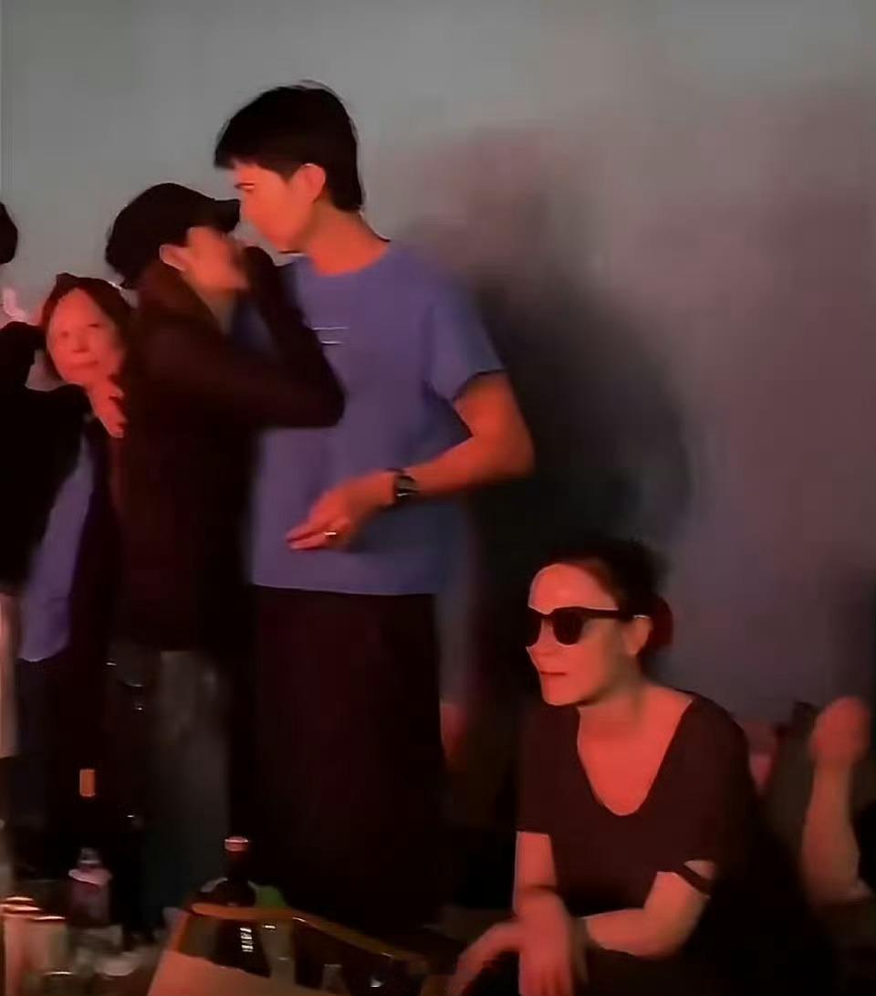 Ryan对欧阳娜娜也是搂搂抱抱如果是你身边的朋友，在公开场合总是这样搂搂抱抱，