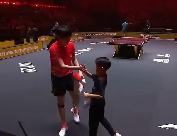 王皓儿子海螺总算跟头哥王楚钦有了回亲密接触！这次北京大满贯，小海螺直接当上了比赛