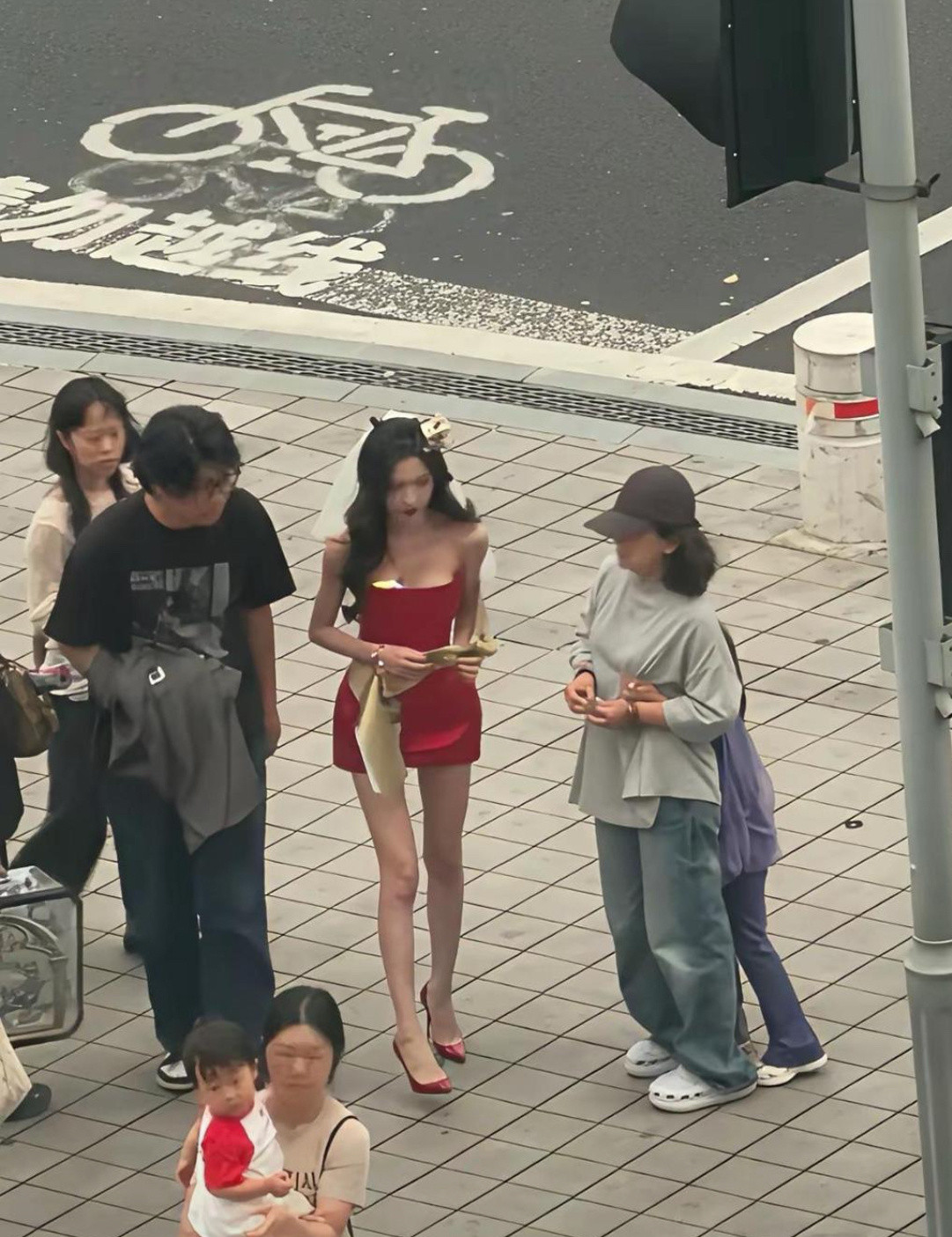 果然只有瘦到这种程度上镜才刚刚好，镜头对人的身材还是太苛刻了！